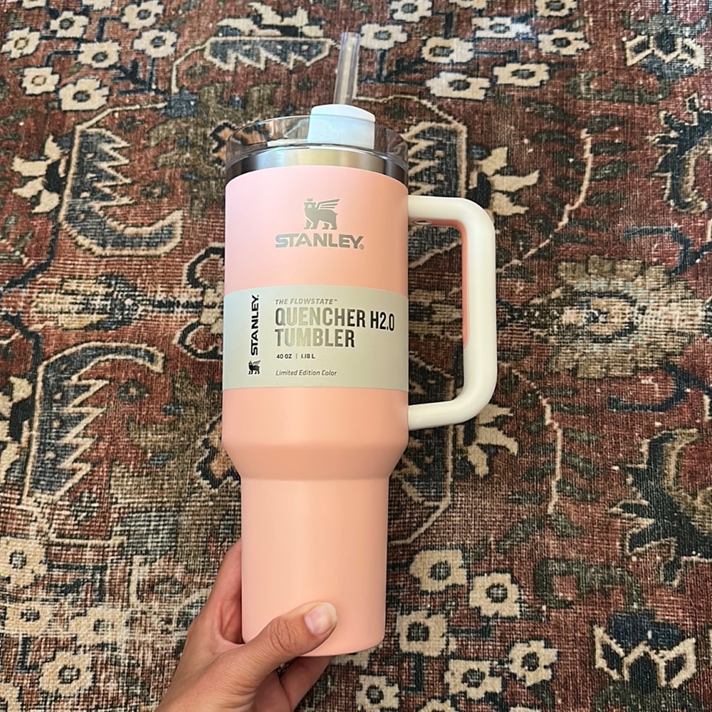 NWT STANLEY Quencher H2.0 40 oz Tumbler Peach Colorblock